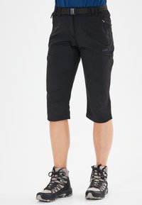 Sorte knælange shorts lavet af letvægts, åndbart materiale, med et bælte, sidelommer og en glat tekstur.