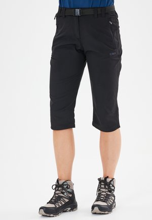 Svart knälånga shorts tillverkade av lätt, ventilerande material, med ett bälte, sidofickor och en slät yta.