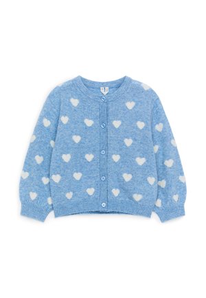 Cárdigan azul de punto con patrones de corazones blancos, cuello redondo, cierre de botones y puños y bajo acanalados.