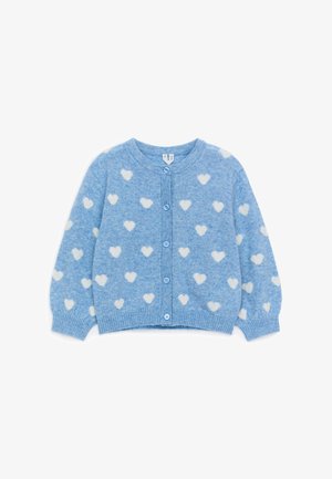 Modrý pletený sveter s bielymi srdiečkovými vzormi, okrúhly výstrih, zapínanie na gombíky a rebrované manžety a lem.