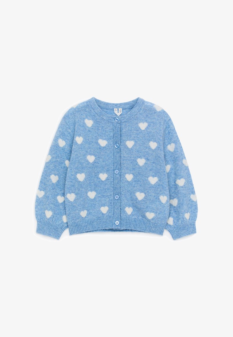 Cardigan bleu tricoté avec motifs de cœurs blancs, col rond, fermeture à boutons, poignets et ourlet en côtes.