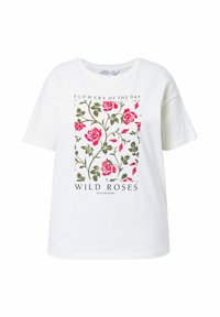 T-shirt blanc à manches courtes avec un graphique de roses rouges et de feuilles vertes, texte "FLEURS DU JOUR" et "ROSES SAUVAGES" à l'avant.