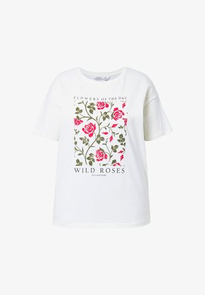 Camiseta blanca de manga corta con un gráfico de rosas rojas y hojas verdes, con el texto "FLORES DEL DÍA" y "ROSAS SILVESTRES" en el frente.