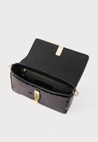 Sort håndtaske med palietter og en glat tekstur, guldfarvet hardware og et rum med lynlås. Åbent låg afslører en stofforet inderside.