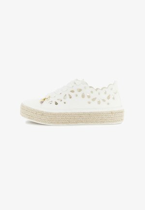 Baskets espadrilles blanches à lacets avec motifs floraux découpés et semelle plateforme en jute tressé, avec un petit charme doré et violet.
