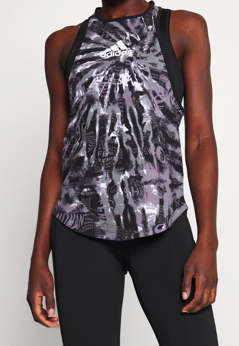 Czarny i szary sportowy top na ramiączkach z wzorem tie-dye i tekstowymi grafikami. Wykonany z lekkiego materiału, z tyłem typu racerback.