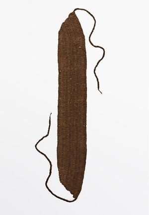 Braunes, gestricktes Stoffstück mit einer strukturierten Oberfläche, länglicher Form und geflochtenen Bändern an einem Ende, das leichte Unregelmäßigkeiten aufweist.