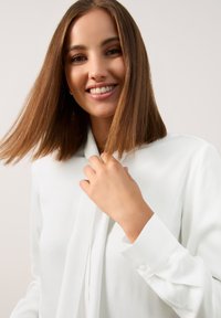 Taifun LANGARM MIT SCHLEIFENKRAGEN - Button-down blouse - offwhite