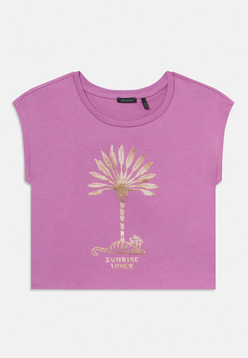 Cropped t-shirt viola con una grafica dorata di una palma e una tigre, con il testo "SUNRISE LOVER" sotto. Texture di cotone liscia.