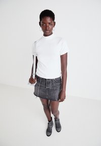 Levi's® EFFORTLESS TEE - Navadna majica - white