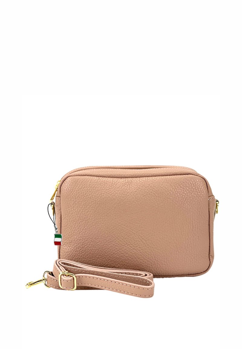 Roze leren schoudertas met een gestructureerde afwerking. Bevat gouden hardware, een afneembare schouderriem en een klein accent van de Italiaanse vlag.