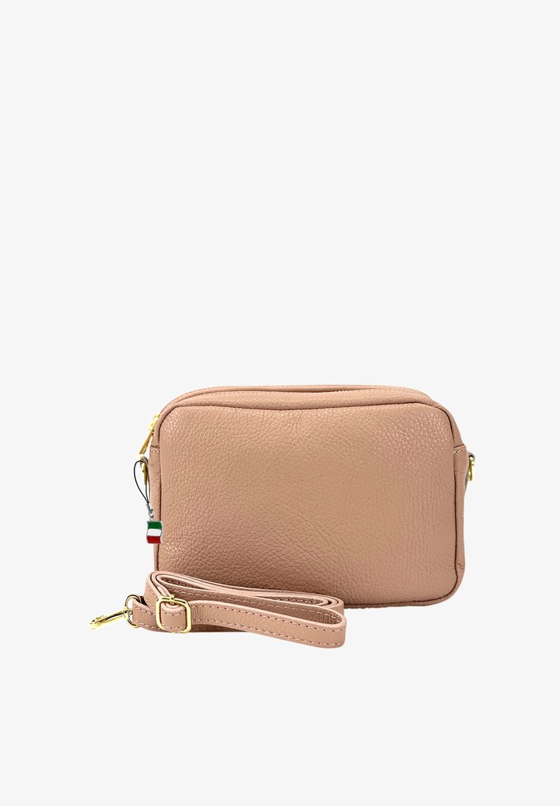 Rosa Leder-Crossbody-Tasche mit strukturierter Oberfläche. Hat goldfarbene Beschläge, einen abnehmbaren Tragegurt und ein kleines italienisches Flaggenakzent.