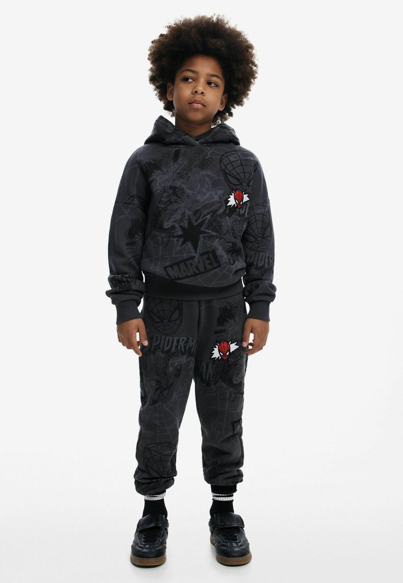 Zwarte hoodie en sweatpants met Spider-Man graphics en Marvel logo's, gemaakt van zachte stof met ribbels aan de mouwen en een ontspannen pasvorm.