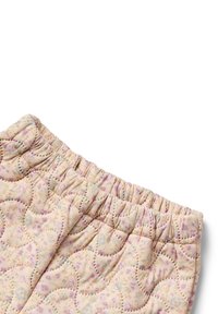 Shorts matelassés aux couleurs pastel claires avec des motifs floraux. Dotés d'une taille élastique et d'un tissu texturé avec des designs cousus.