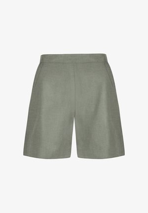 Dopasowane krótkie spodenki w jasnym oliwkowym odcieniu, z bocznymi kieszeniami i płaskim paskiem, do kolan, na białym tle.