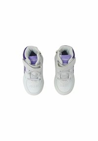 Sneakers bianchi alte con accenti viola, realizzati in pelle liscia, con chiusura a lacci e Velcro, punta traforata e collare imbottito.