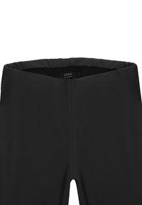 Czarne legginsy z wysokim stanem wyłożone na płasko, charakteryzujące się gładką talią i wewnętrzną metką z widocznym napisem "OPRA".