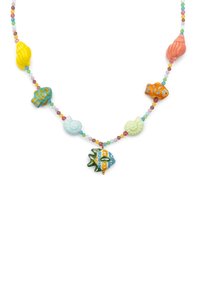 Collar colorido con encantos de peces y conchas de cerámica, intercalados con pequeñas cuentas de colores pasteles, que proporciona un divertido tema acuático.