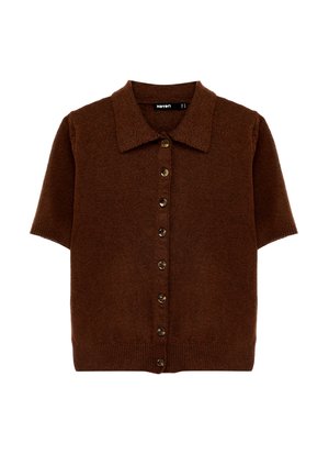 Ruskea lyhythihainen neulottu neuletakki kauluksella ja kahdeksalla edessä olevalla napilla, resorireunuksilla helmassa ja hihansuissa.