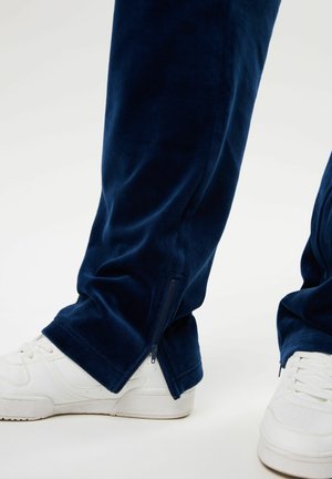 Diverse, VELOUX SP - Tracksuit bottoms - c. niebieski