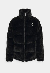 Mustan keinokuitufur-jacket, jossa on korkea kaulus, vetoketjusuljenta, tikattu rakenne ja pieni brodeeratun logon vasemmalla puolella.