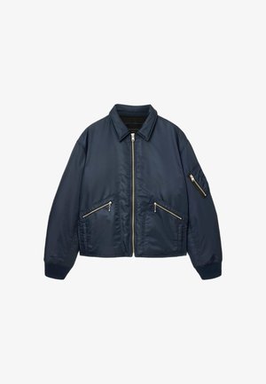 Chaqueta bomber de color azul marino fabricada en un tejido liso y brillante. Cuenta con un cierre frontal de cremallera, dos bolsillos diagonales con cremallera y un bolsillo con cremallera en la manga.