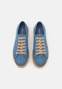 Modré denimové boty s pletenou jute podrážkou, hnědými tkaničkami a logem na vnitřní straně, s kulatou špičkou a klasickým designem tenisek.