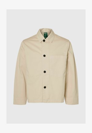 Lysebeige jakke med krave, knapper foran, en enkelt brystlomme og lange ærmer med en afslappet pasform. Blød stoftekstur.