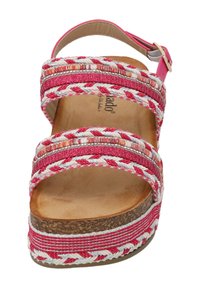 Wedge sandaal met brede roze en witte gevlochten banden, een kurkachtige zool en een achterband. Zacht tan voetbed met logo-detail.