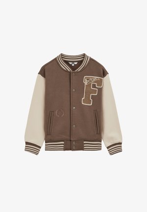 Bruine en beige varsityjas met gestreepte kraag, manchetten en zoom, drukknoopsluiting aan de voorkant, "F" patch met "GO TEAM" en borduursel "Since 1969".