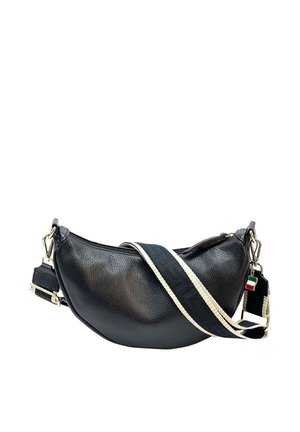 Zwarte lederen schoudertas in halve maanvorm met een brede, verstelbare zwart-wit gestreepte band en gouden accenten.