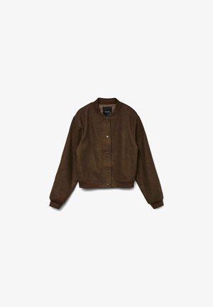 Chaqueta bomber de lana marrón con un cuello redondo, cierre de botones a presión y puños y dobladillo acanalados, que presenta un patrón texturizado y sutil.