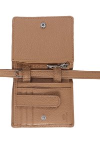 Portafoglio in pelle color tan con superficie testurizzata, dotato di un comparto con zip, slot per schede, chiusura a scatto e tracolla rimovibile.