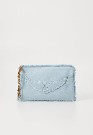 Blauwe denim clutch met rafelige randen, voorzien van een gestikte vleugelontwerp en decoratieve kralen op een gevlochten hengsel. Rechthoekige vorm.