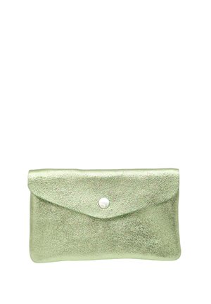 Petit sac pochette métallique vert en forme d'enveloppe avec une fermeture à bouton unique de type perle sur fond blanc.