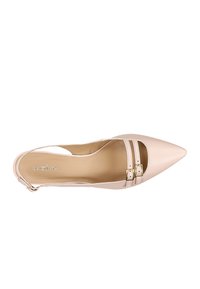 Scarpa slingback in pelle nuda con punta affusolata, due cinturini orizzontali con fibbie dorate e una fodera interna liscia.