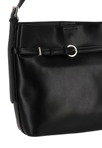 Zwarte leren handtas met een gladde textuur, voorzien van een gespdetail en een zilveren ringaccent. Het ontwerp heeft een afneembare riem.