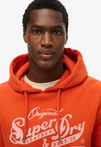 Superdry & Co LEATHER & BOOT CO SCRIPT  - Jersey con capucha - denim co rust orange