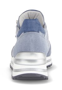 Blauwe suède en mesh sneakers met een gevoerde kraag, metallic accenten, een dikke zool en een getextureerde hak voor ondersteuning.