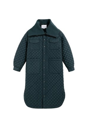 Abrigo largo acolchado en verde azulado, con un cuello alto, botones a presión, dos bolsillos de parche y una silueta relajada. Textura suave.