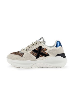 Baskets en suede beige avec des accents en imprimé léopard, des détails en cuir verni noir, un talon bleu métallique et une semelle blanche texturée.