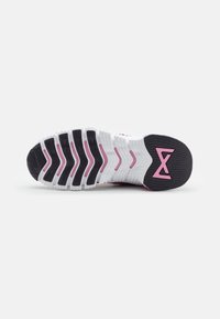 Sål af en sko med et bølget mønster, primært hvid med sorte og pink accenter, tekstureret sål for bedre greb og et mærket logo.