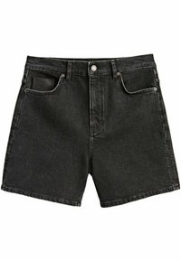Shorts en denim noir avec un bouton et une fermeture éclair à l'avant, passants de ceinture, deux poches avant, et un portefeuille noir partiellement visible dans la poche gauche.