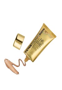 24K Guld Ren Lyx Pasta Grädde i guld tube. Slät, ljusbrun grädde droppar från munstycket. Reflekterande guldlock. Text i svart.