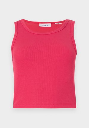 Top de manga cava ajustado e canelado em rosa brilhante, com um decote redondo. Apresenta uma etiqueta com texto azul dentro do colarinho.