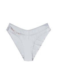 Białe satynowe majtki bikini z gładką fakturą, niskim stanem i małym prostokątnym złotym detalem na boku.