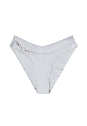 Białe satynowe majtki bikini z gładką fakturą, niskim stanem i małym prostokątnym złotym detalem na boku.