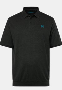 Koszulka polo w ciemnoszarym materiale, z krótkimi rękawami, kołnierzykiem oraz zapięciem na trzy guziki, a na lewej piersi turkusowe logo. Standardowy krój.