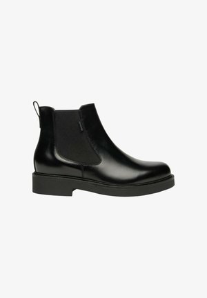 Stivale alla caviglia in pelle nera con pannelli laterali elasticizzati, punta arrotondata e suola in gomma spessa. Presenta un occhiello sul retro per facilitarne l'indossamento.