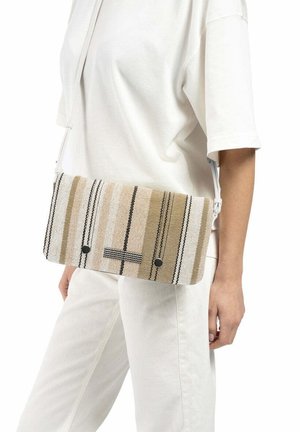 Sac à bandoulière en tissu tissé avec des rayures beige et blanches, doté de deux boutons d'accent noir et d'une fine sangle réglable.